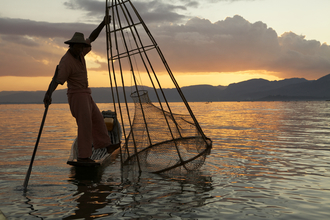 Christina Feldt, visser aan het Inlemeer (Myanmar, Azië)