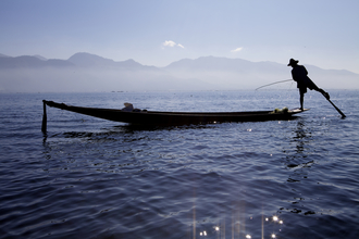 Christina Feldt, visser bij het Inlemeer, Myanmar. - Myanmar, Azië)