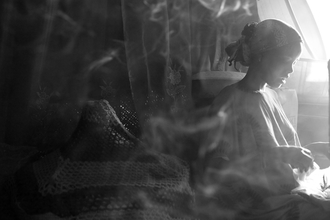 Christina Feldt, Young Afar-vrouw in haar huis in Noord-Ethiopië. (Ethiopië, Afrika)
