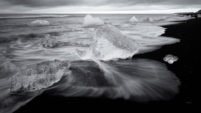 Dennis Wehrmann, Lange blootstelling van ijsbergen tijdens zonsopgang in Joekulsarlon IJsland (IJsland, Europa)