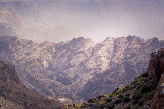 Eva Stadler, Groot en klein - enorme berg en miniatuurboerderij (Oman, Azië)