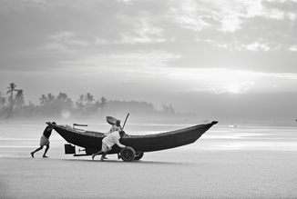 Jakob Berr, Vissers lanceren hun boot in de ochtend, Bangladesh - Bangladesh, Azië)