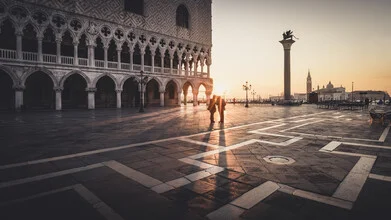 Sonnenaufgang am Piazza San Marco Venedig - Fineart fotografie door Ronny Behnert