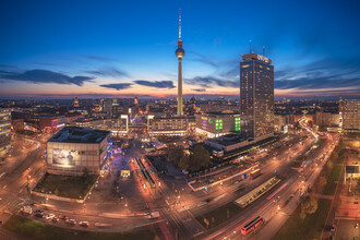 Jean Claude Castor, Skyline Berlin op Alexanderplatz tijdens het blauwe uur (Duitsland, Europa)