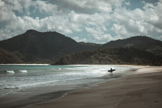 Leander Nardin, surfer op een mooi en eenzaam strand