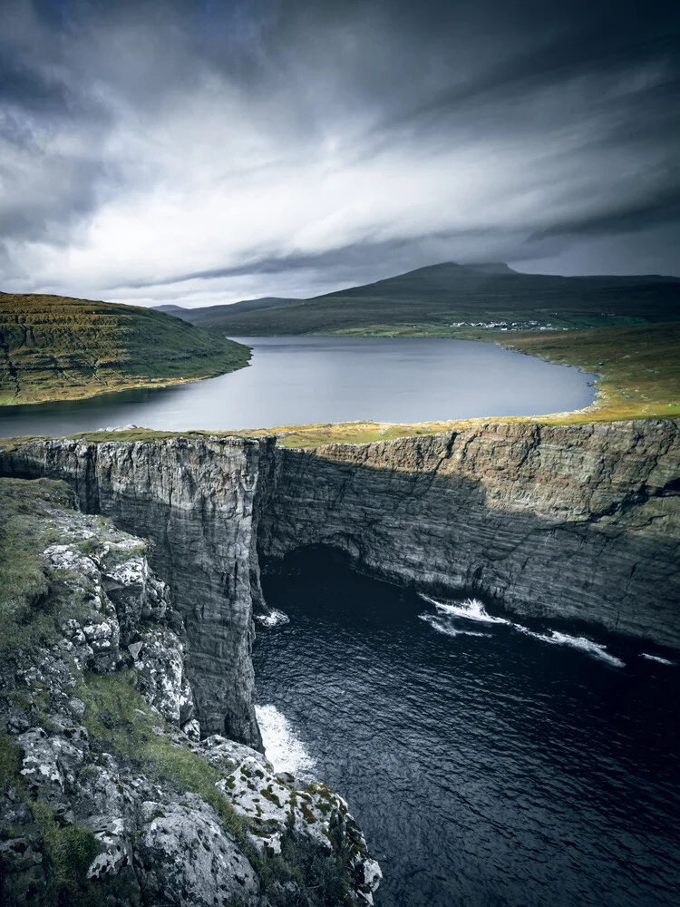 Sørvágsvatn und Leitisvatn - fotokunst von Franz Sussbauer