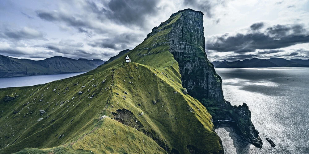 Leuchtturm Kallur an den Klippen von Kalsoy - fotokunst von Franz Sussbauer