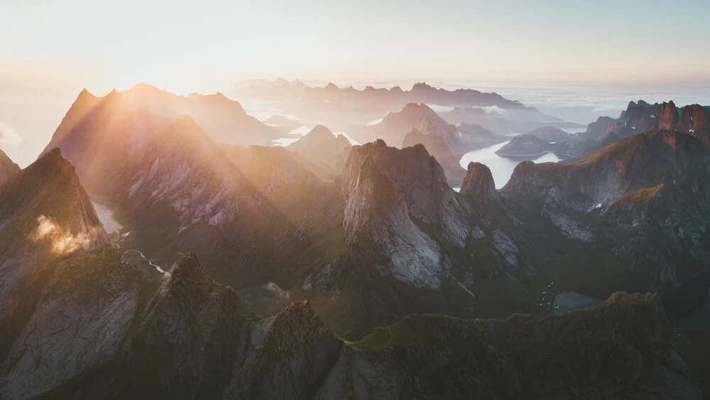 Midnight sun above the Lofoten Islands, Norway. - Fineart photography by Philipp Heigel