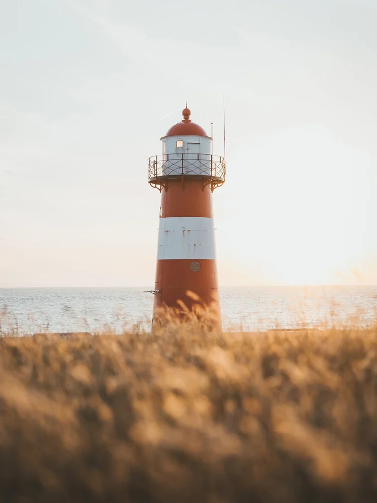 Domburg Lighthouse, guiding light. - fotokunst von Philipp Heigel
