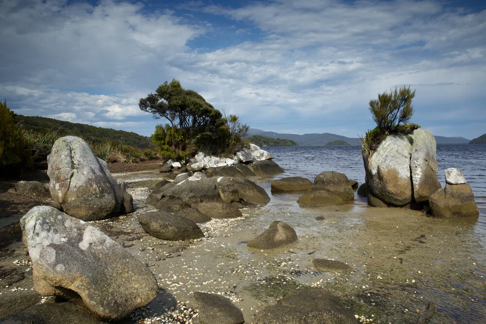 Strand, Felsen, und Meer auf Stewart Island - Fineart photography by Stefan Blawath