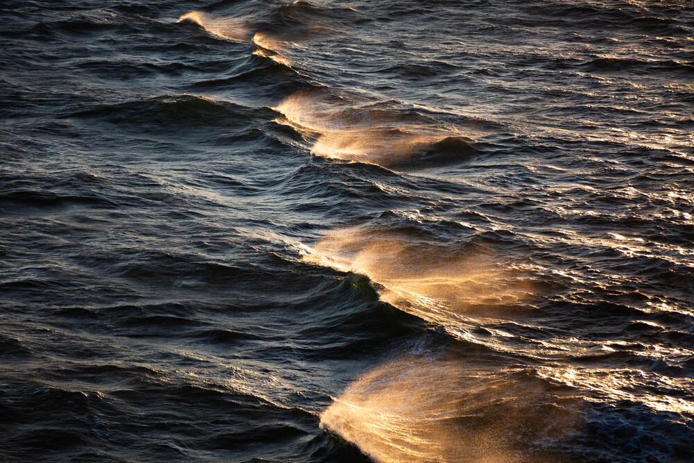 Sunkissed Waves - fotokunst von Mareike Böhmer