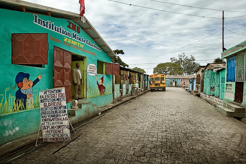 Eine kleine Schule in Sité Soley - fotokunst von Frank Domahs