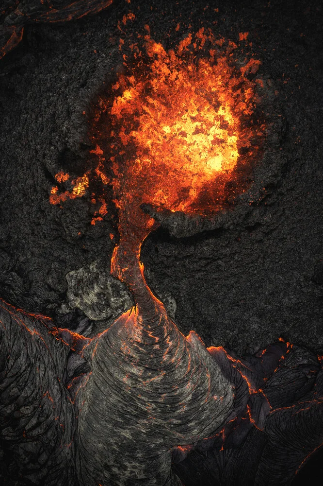 Geldingadalur Vulkankrater mit fließender Lava - fotokunst von Jean Claude Castor