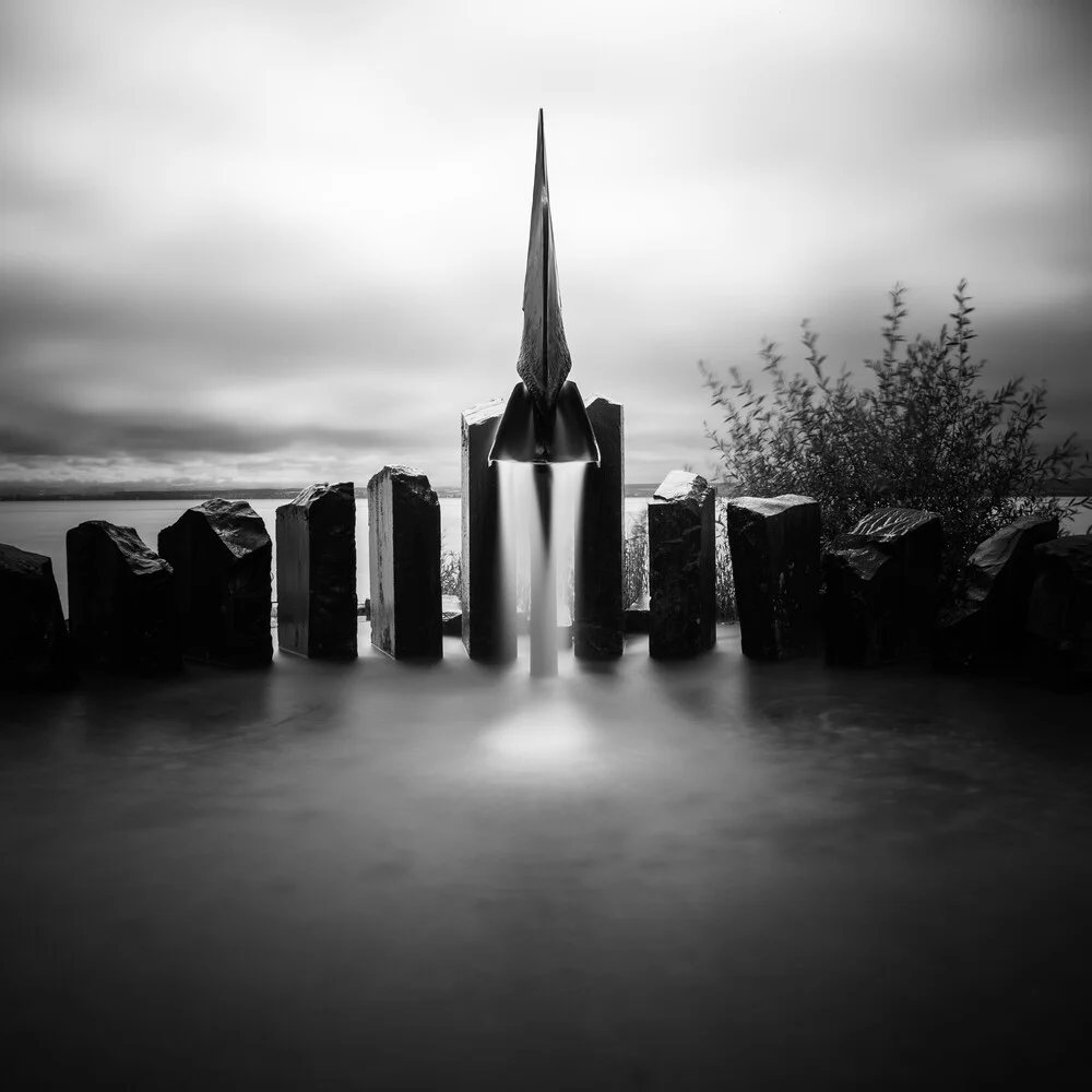 Dark fountain - Fineart photography by Florian Fahlenbock