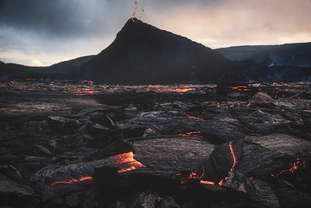 Island Geldingadalir Vulkan mit Krater - fotokunst von Jean Claude Castor