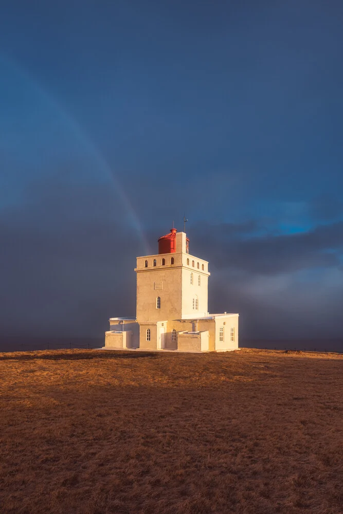 Island Dyrholaey Leuchtturm mit Regenbogen - fotokunst von Jean Claude Castor