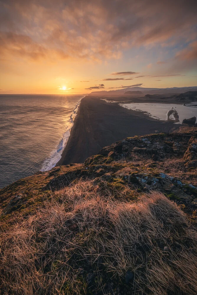Island Dyrholaey Sonnenuntergang - fotokunst von Jean Claude Castor