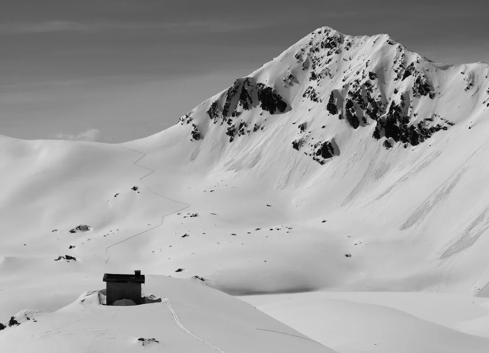 Spur im Schnee - fotokunst von Miriam Reugels