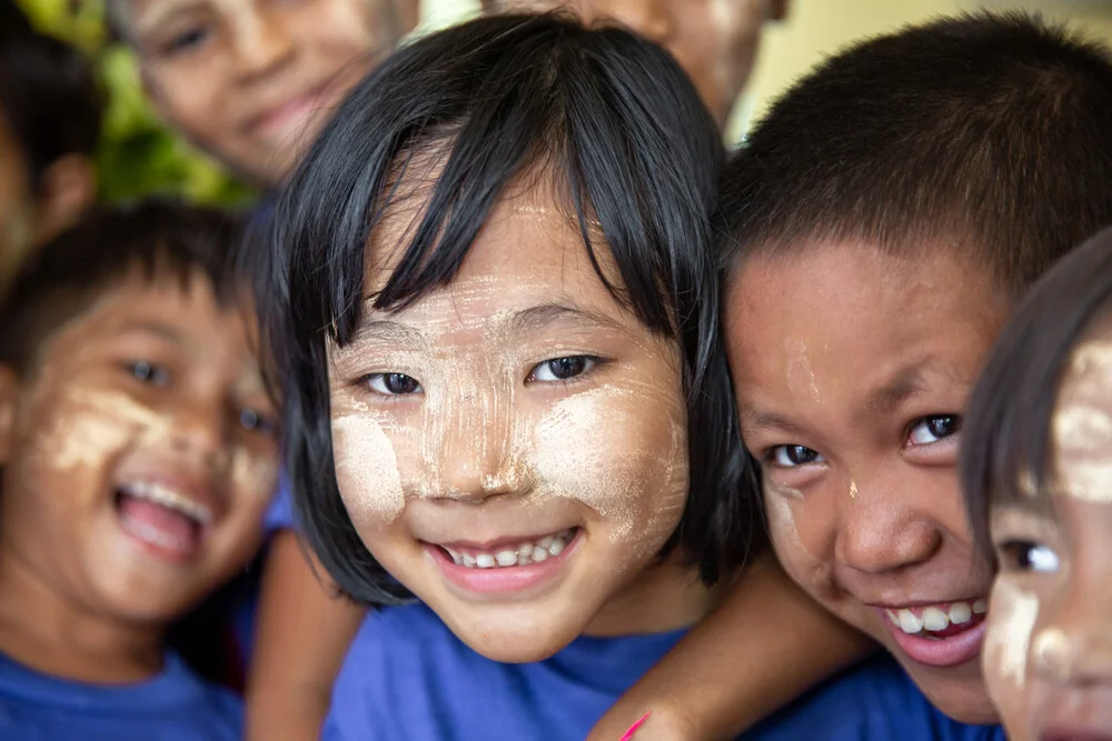 Kids, Myanmar – Fotokunst von Miro May als Poster oder Acrylglasbild
