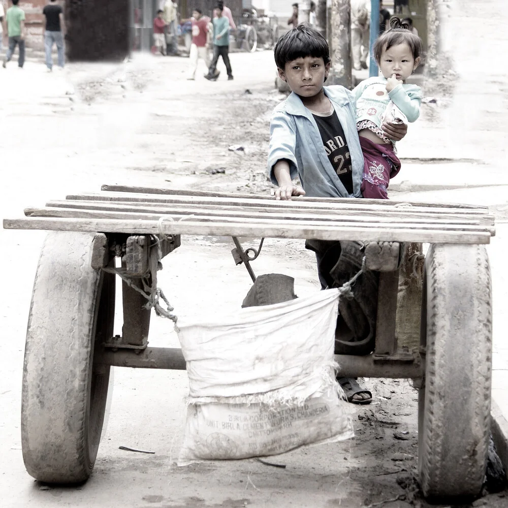 Kathmandu children - fotokunst von Momó Díaz