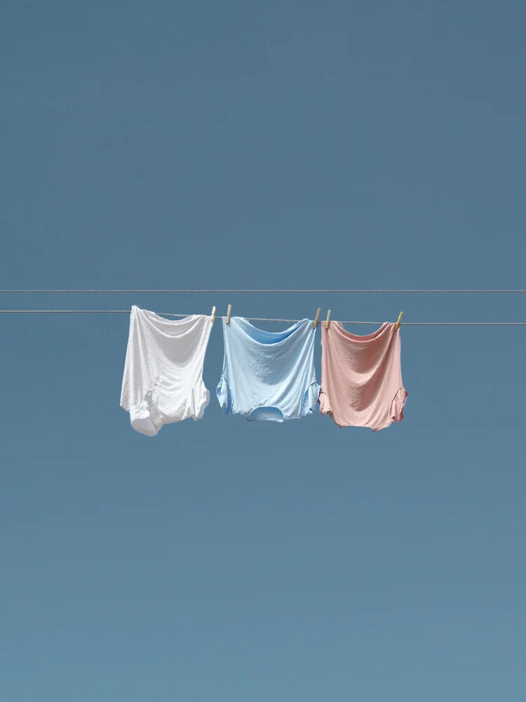 Laundry on a wire - fotokunst von Marcus Cederberg