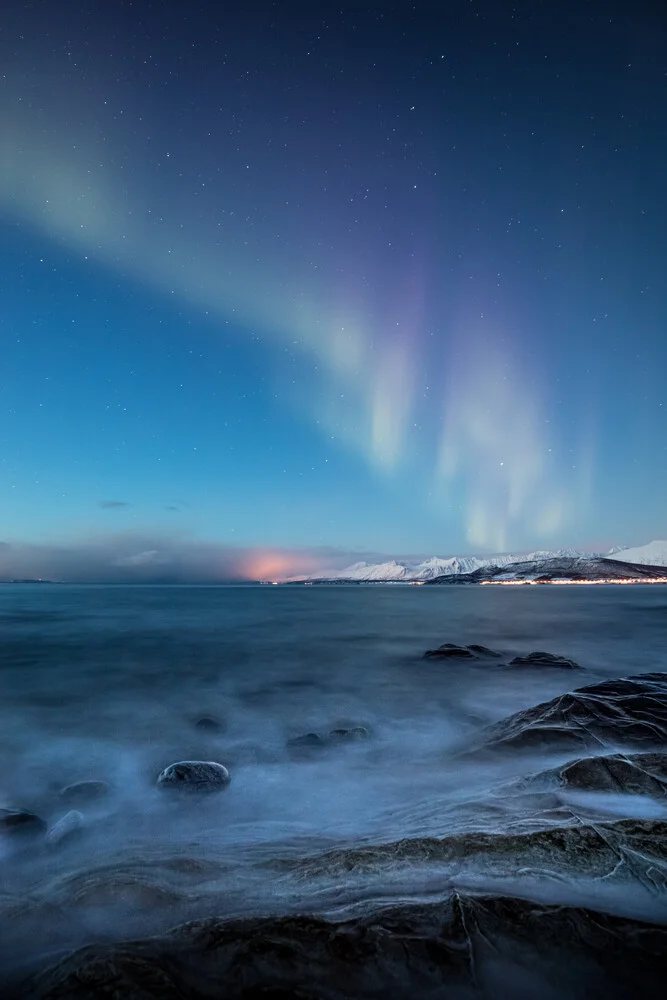 Fotokunst von Sebastian Worm: Nachtaufnahme des Polarlichts über der Küste Norwegens.