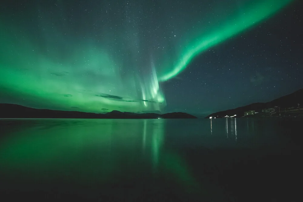Fotokunst von Sebastian Worm: Nordlichter über einer ruhigen norwegischen Küste