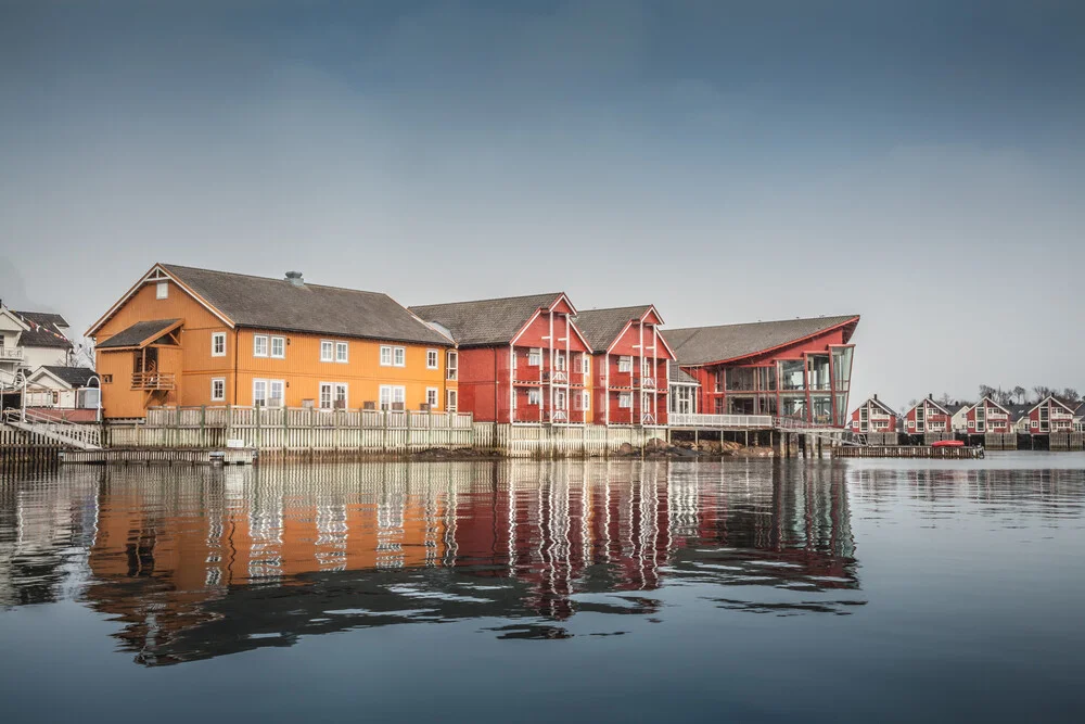Norwegische Holzhäuser - fotokunst von Sebastian Worm