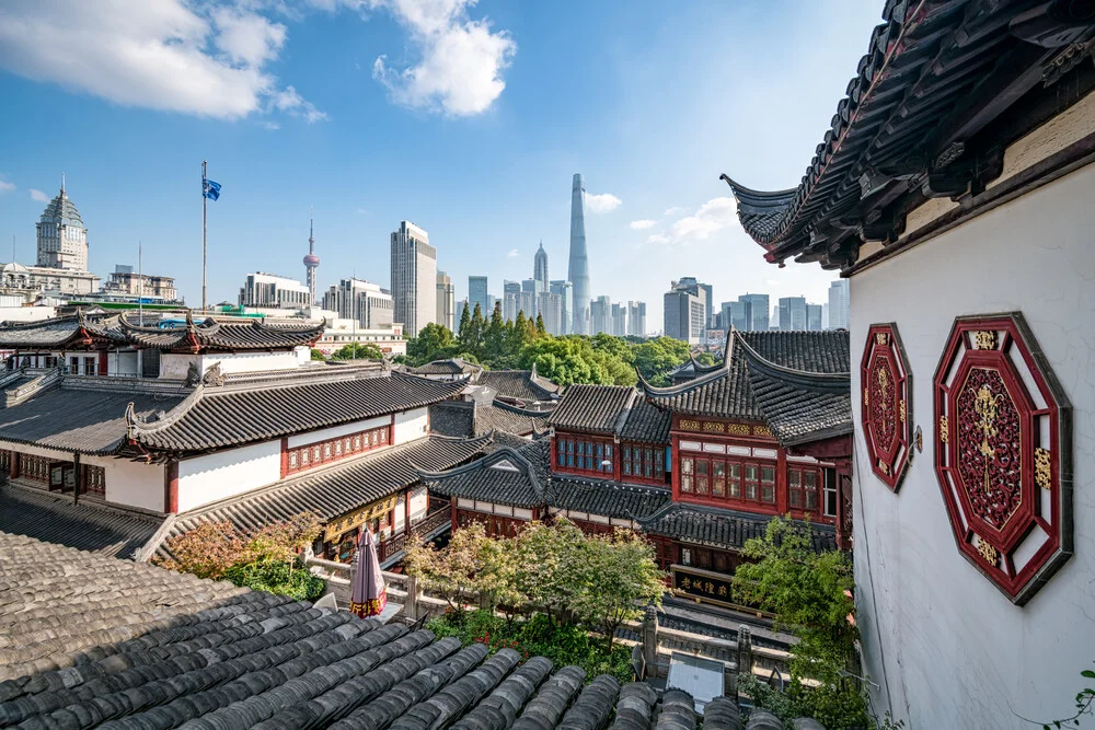 Yu Yuan Gärten und Skyline von Shanghai - fotokunst von Jan Becke