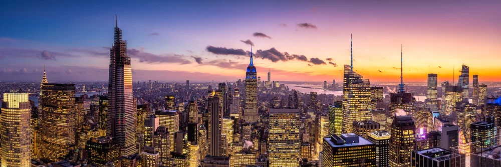 Manhattan Skyline Panorama am Abend - fotokunst von Jan Becke