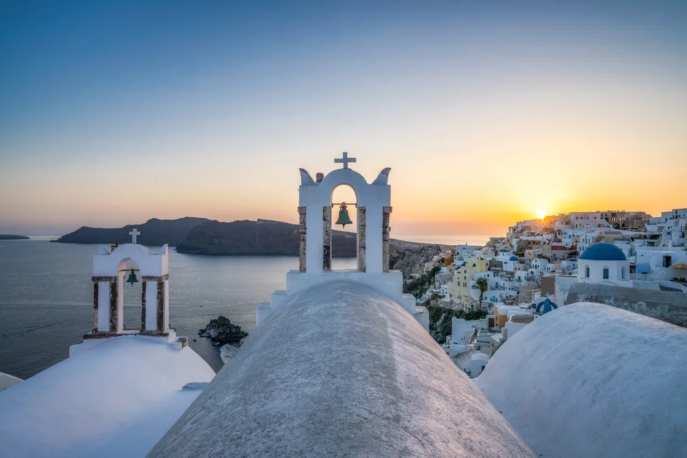 Sonnenuntergang im Dorf Oia - fotokunst von Jan Becke