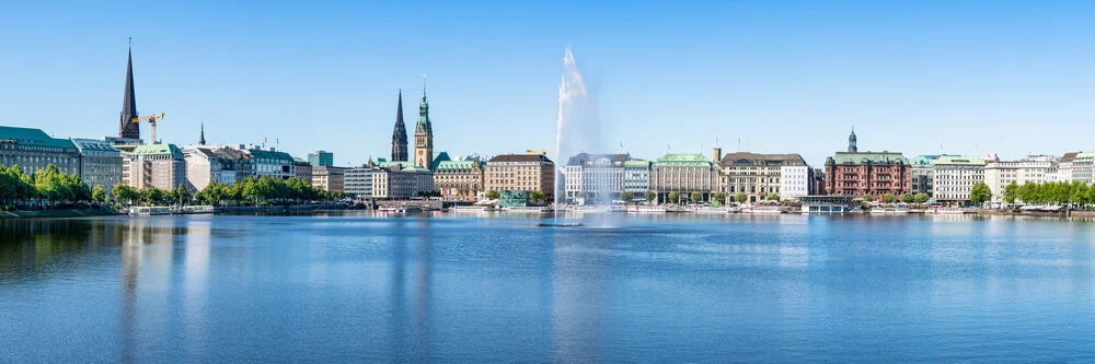 Hamburg Skyline Panorama entlang der Binnenalster - fotokunst von Jan Becke