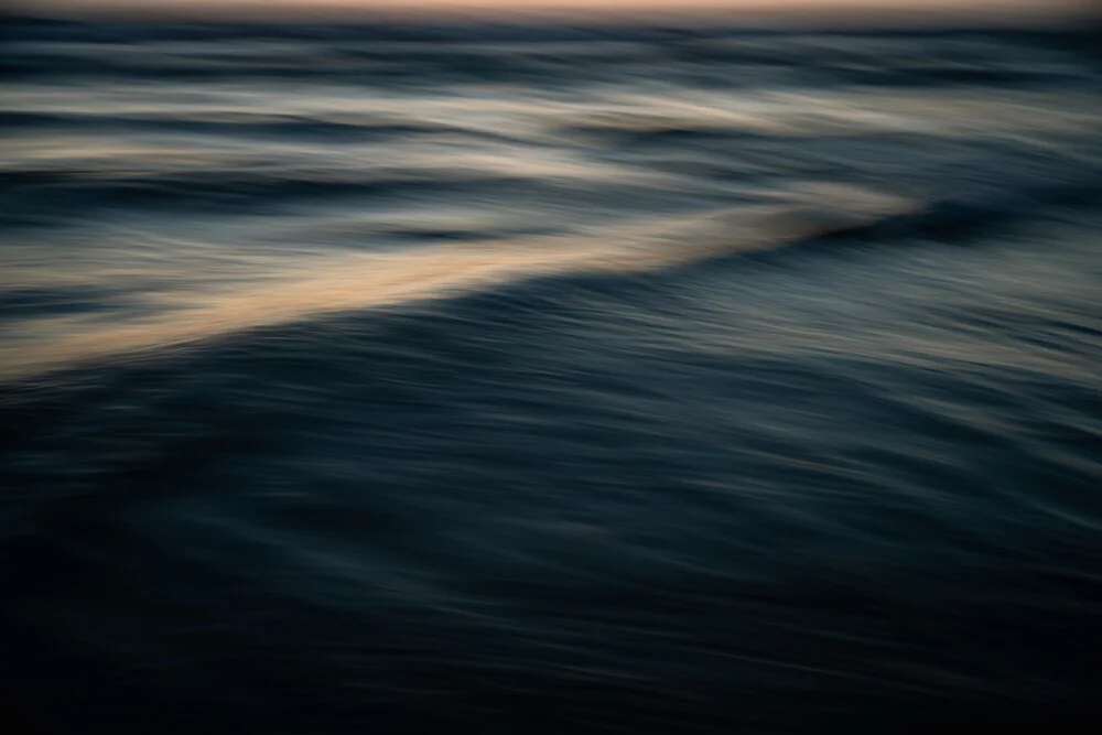 The Uniqueness of Waves XXXII - fotokunst von Tal Paz-fridman