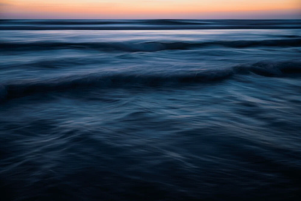 The Uniqueness of Waves XXXV - fotokunst von Tal Paz-fridman