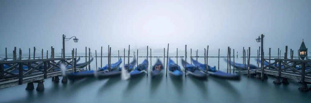 Tanzende Gondeln von Venedig - fotokunst von Franz Sussbauer