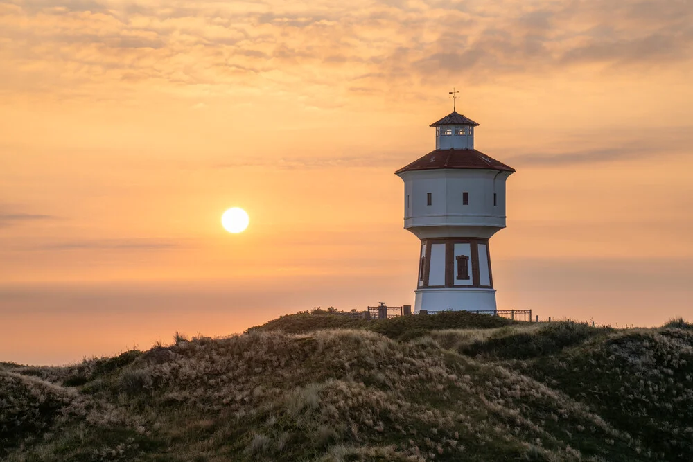 Am Wasserturm auf Langeoog bei Sonnenaufgang - fotokunst von Jan Becke