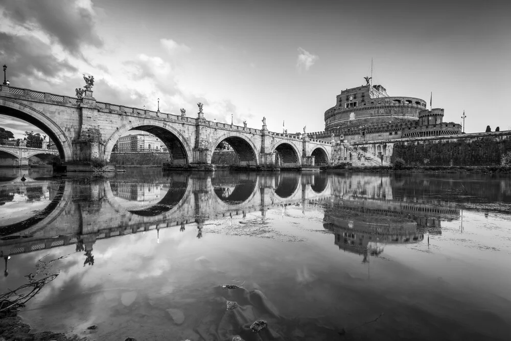 Engelsbrücke und Torre dei da Ponte in Rom - fotokunst von Jan Becke