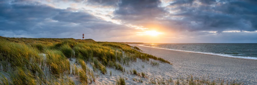 Sonnenuntergang am Leuchtturm List Ost auf Sylt - fotokunst von Jan Becke