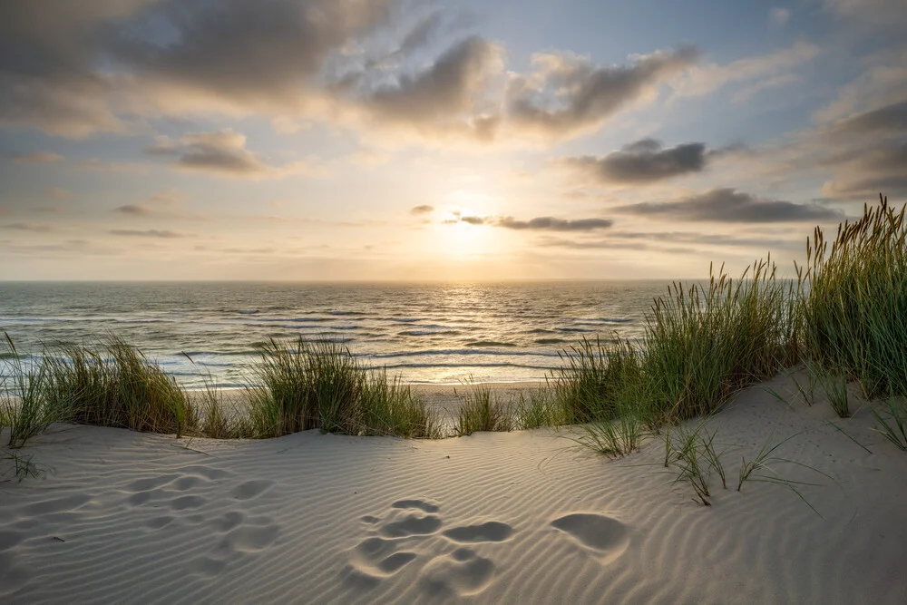 Dünenstrand bei Sonnenuntergang - fotokunst von Jan Becke