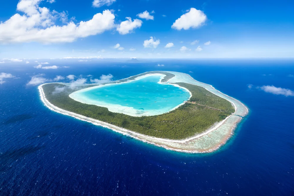 Luftaufnahme des Tupai Atolls in Französisch Polynesien - fotokunst von Jan Becke