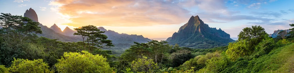 Moorea Sonnenuntergang Panorama - fotokunst von Jan Becke