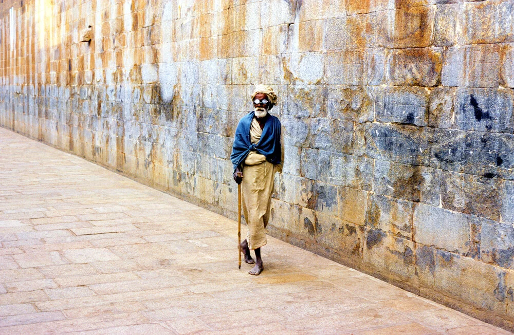 The man and the wall - fotokunst von Michael Schöppner