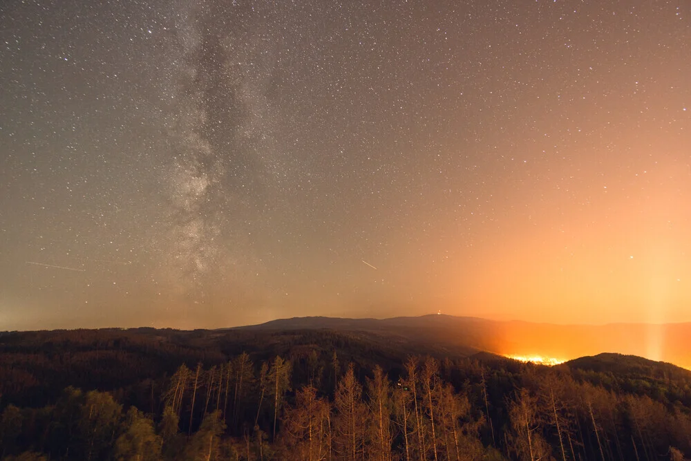 Sternenhimmel und Milchstraße über Landschaft von Wernigerode - fotokunst von Oliver Henze