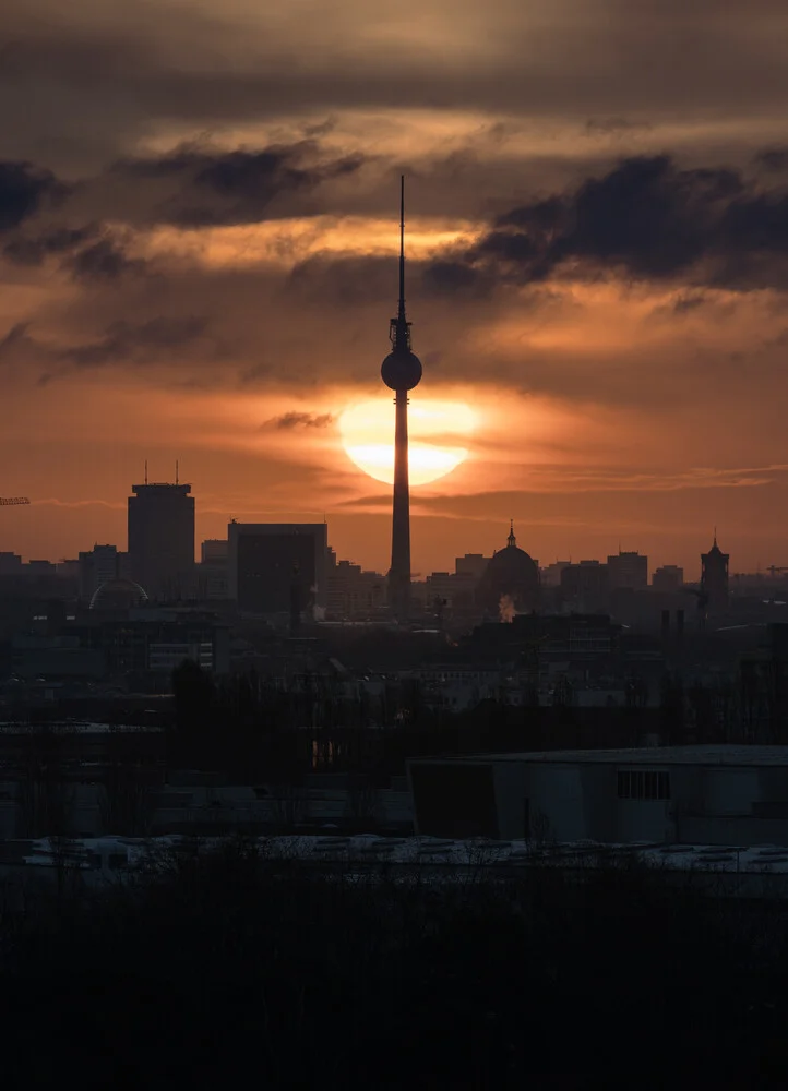 Fotokunst von Patrick Noack: sanfter Sonnenaufgang über der Stadtlandschaft