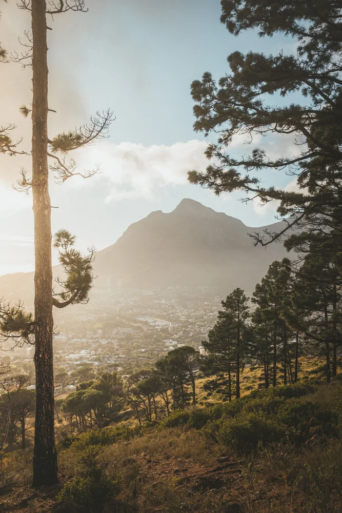 Hazy sunrise above the city. - fotokunst von Philipp Heigel