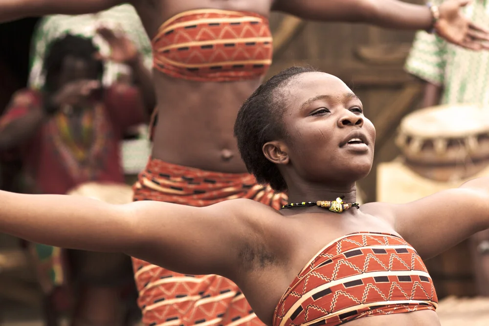 Adjobo dancer - Accra - fotokunst von Lucía Arias Ballesteros