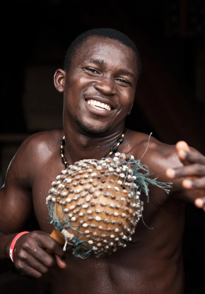 Musician playing Axatse instrument – Accra - fotokunst von Lucía Arias Ballesteros