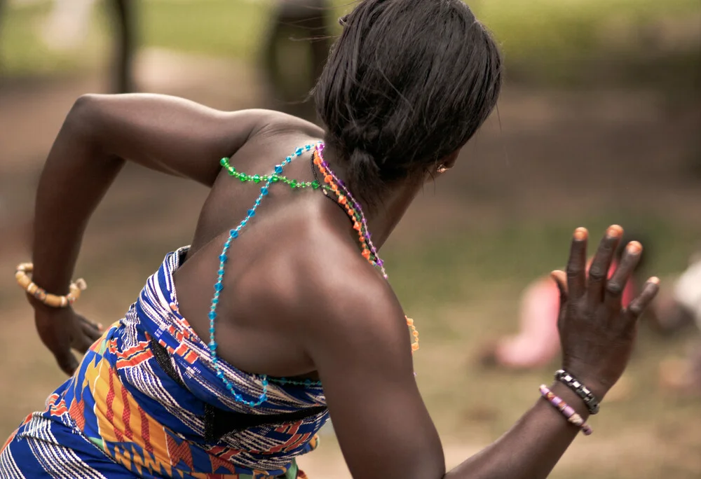 Dancer of The Onyame Bekyere Kukyekukyeky Bamboo Orchestra- Assi - fotokunst von Lucía Arias Ballesteros