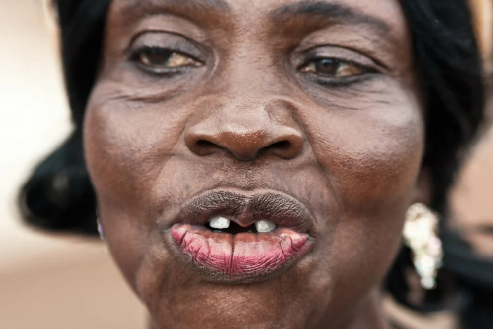 Woman in Domeabra village – Ashanti Region - fotokunst von Lucía Arias Ballesteros