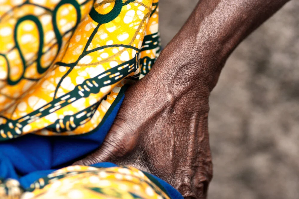 Detail. Woman singing - Asotwe village  - fotokunst von Lucía Arias Ballesteros